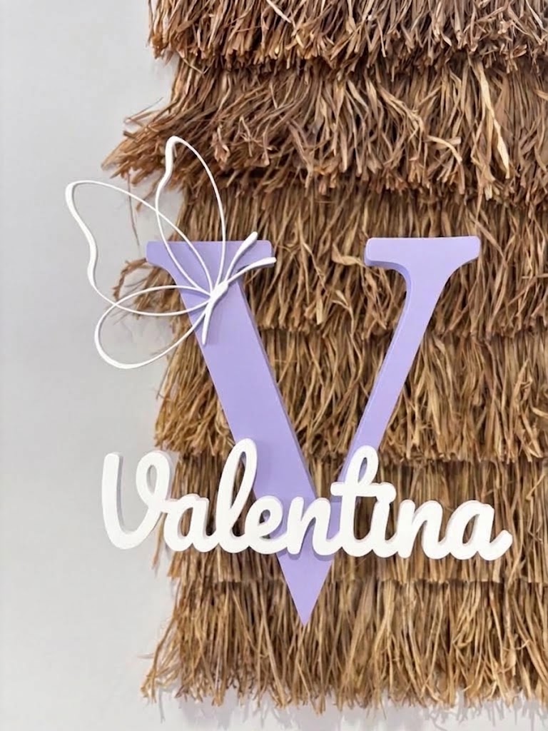 Inicial Decorativa Lavanda Pastel con Nombre en Relieve